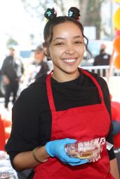 Tinashe - Thanksgiving Dinner To The Unhoused Community Of Los Angeles 11/23/2022