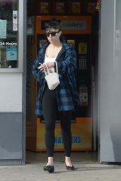 Amanda Bynes   Out in Los Angeles 12 17 2022   - 65