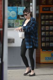 Amanda Bynes   Out in Los Angeles 12 17 2022   - 3