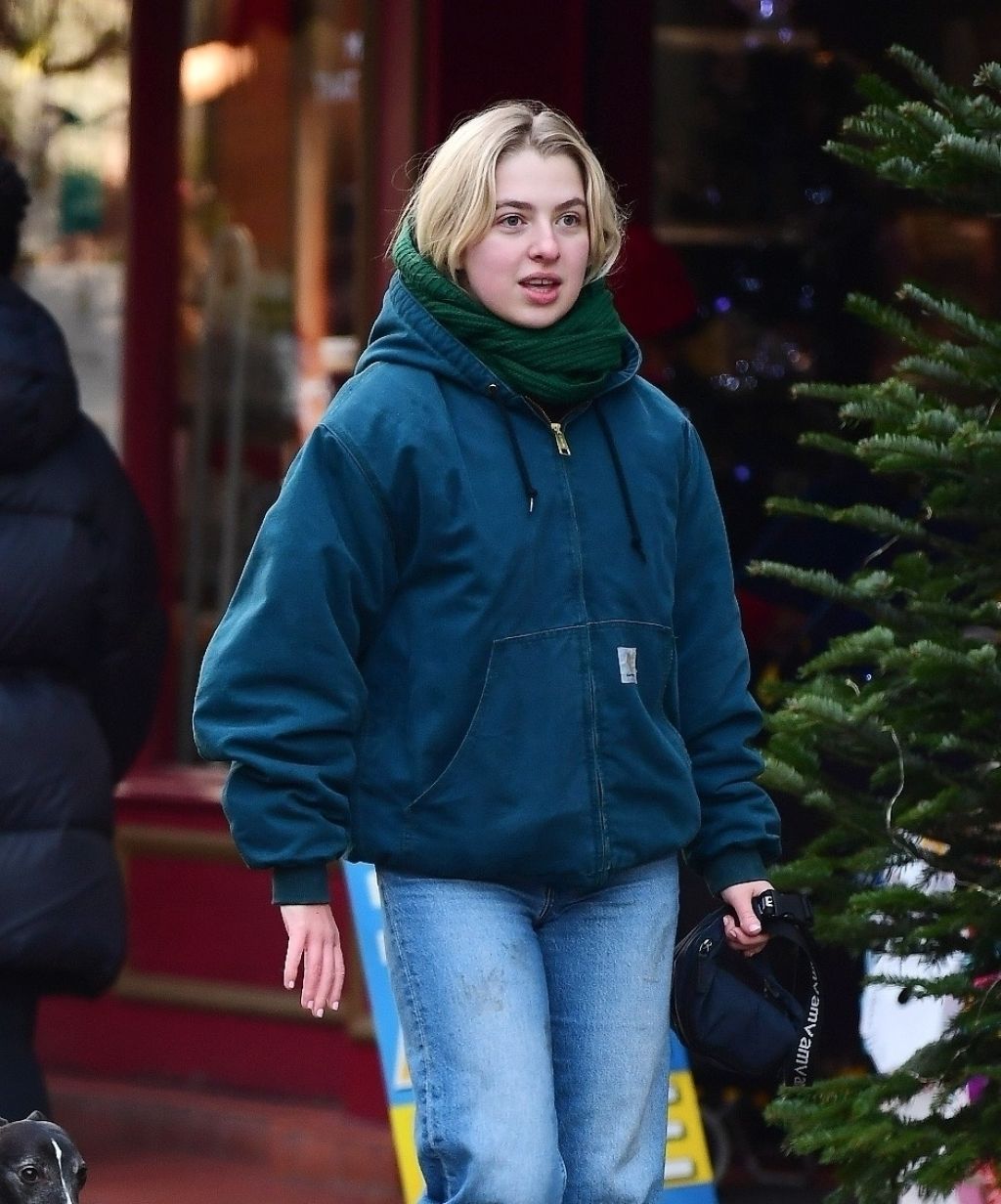 Anais Gallagher - Out in Primrose Hill 12/17/2022 • CelebMafia