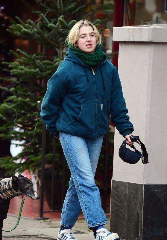 Anais Gallagher - Out in Primrose Hill 12/17/2022
