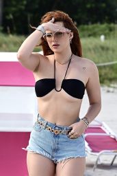 Bella Thorne at the Beach in Miami 12 04 2022   - 18
