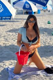 Claudia Romani - Beach in Miami 12/14/2022