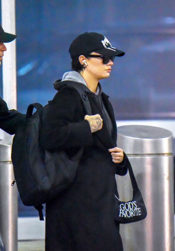 Demi Lovato - Out in New York 12/08/2022