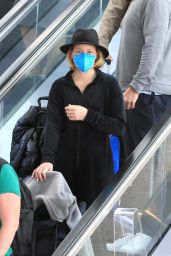 Elizabeth Banks in Travel Outfit at Airport in LA 12/02/2022