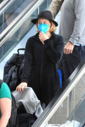 Elizabeth Banks in Travel Outfit at Airport in LA 12/02/2022