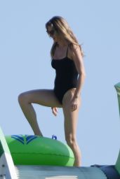 Gisele Bundchen in a Black Swimsuit in Miami 12/11/2022