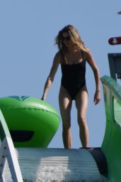 Gisele Bundchen in a Black Swimsuit in Miami 12/11/2022