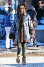 Goldie Hawn in Stylish Winterwear in Downtown Aspen 12/22/2022