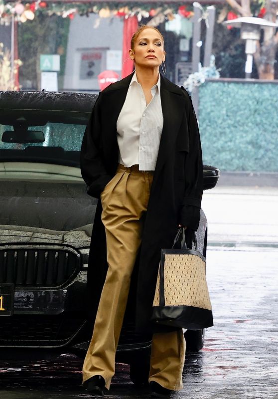 Jennifer Lopez - Out in Beverly Hills 12/02/2022