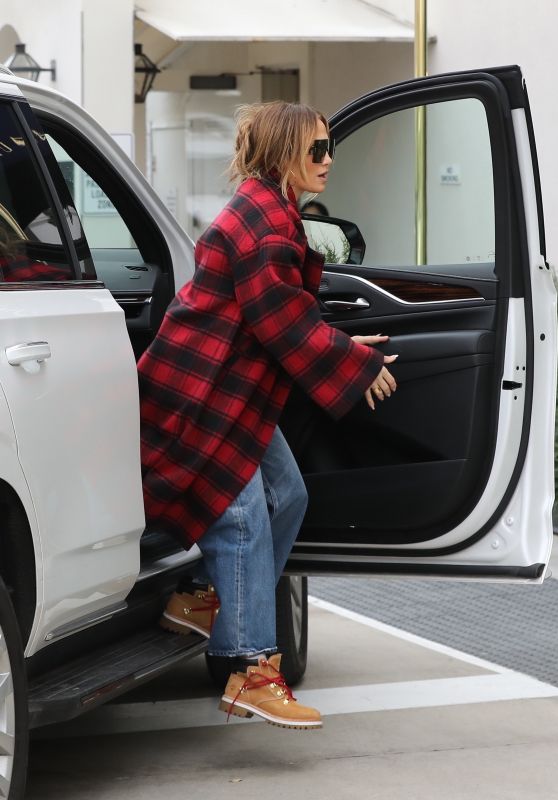 Jennifer Lopez - Out in Beverly Hills 12/15/2022