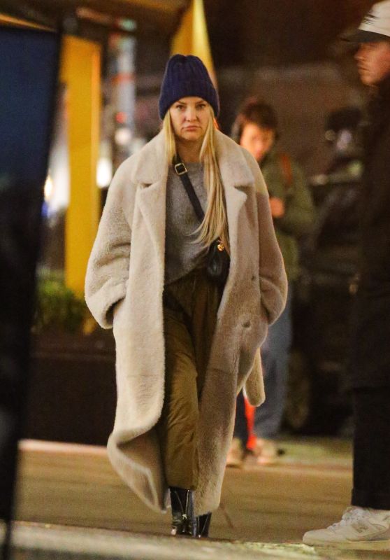 Kate Hudson in a Big Cozy Coat   NYC 12 14 2022   - 1