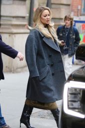 Kate Hudson Wearing a Long Gray Coat and High Heel Boots in NYC 12 12 2022   - 96