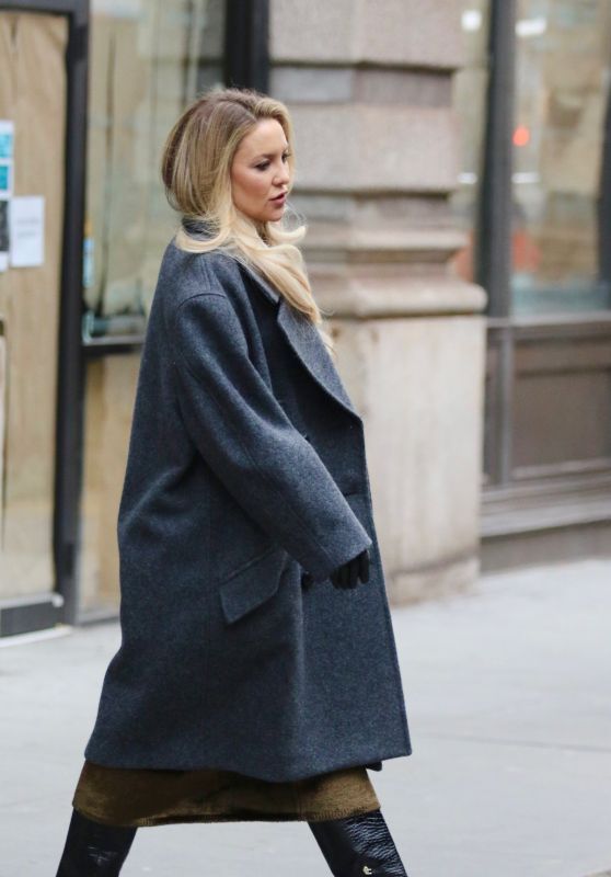 Kate Hudson Wearing a Long Gray Coat and High Heel Boots in NYC 12 12 2022   - 4