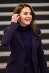Kate Middleton - Arrives at Logan International Airport in Boston 11/30/2022