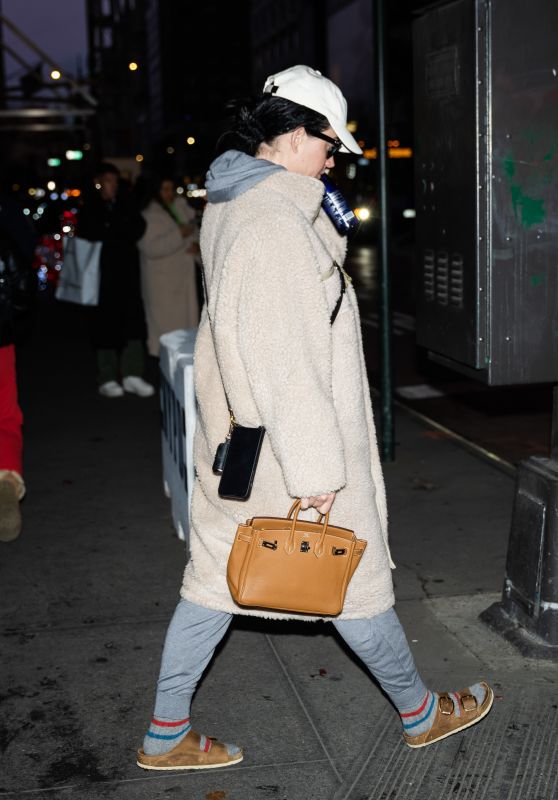 Katy Perry   Out in New York City 12 12 2022   - 57