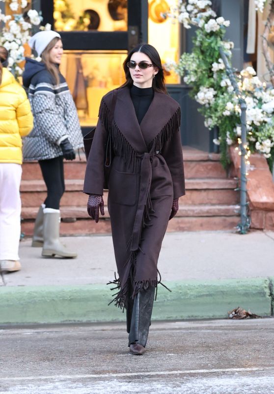 Kendall Jenner - Shopping in Aspen 12/10/2022