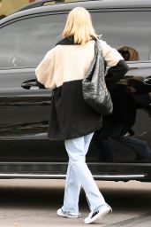 Kimberly Stewart   Shopping in Los Angeles 12 18 2022   - 23