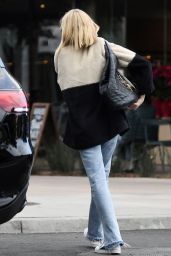 Kimberly Stewart   Shopping in Los Angeles 12 18 2022   - 12