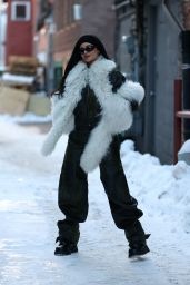 Kylie Jenner   Shopping in Aspen 12 10 2022   - 13