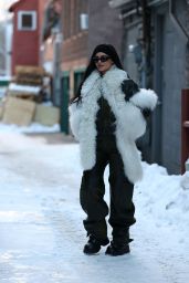 Kylie Jenner   Shopping in Aspen 12 10 2022   - 10