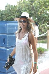 Lady Victoria Hervey at the Beach in Miami Beach 12/03/2022