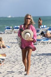 Lady Victoria Hervey at the Beach in Miami Beach 12/03/2022