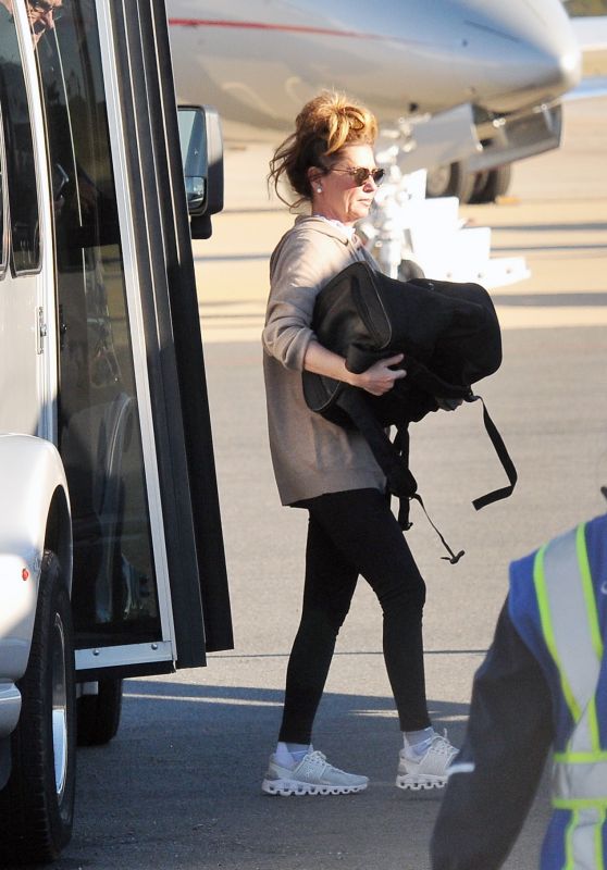 Shania Twain - Catch a Private Jet Ride Out of Washington D.C. 12/01/2022