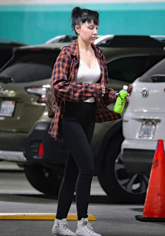 Amanda Bynes Out In Los Angeles 01 26 2023 3 Thumbnail 