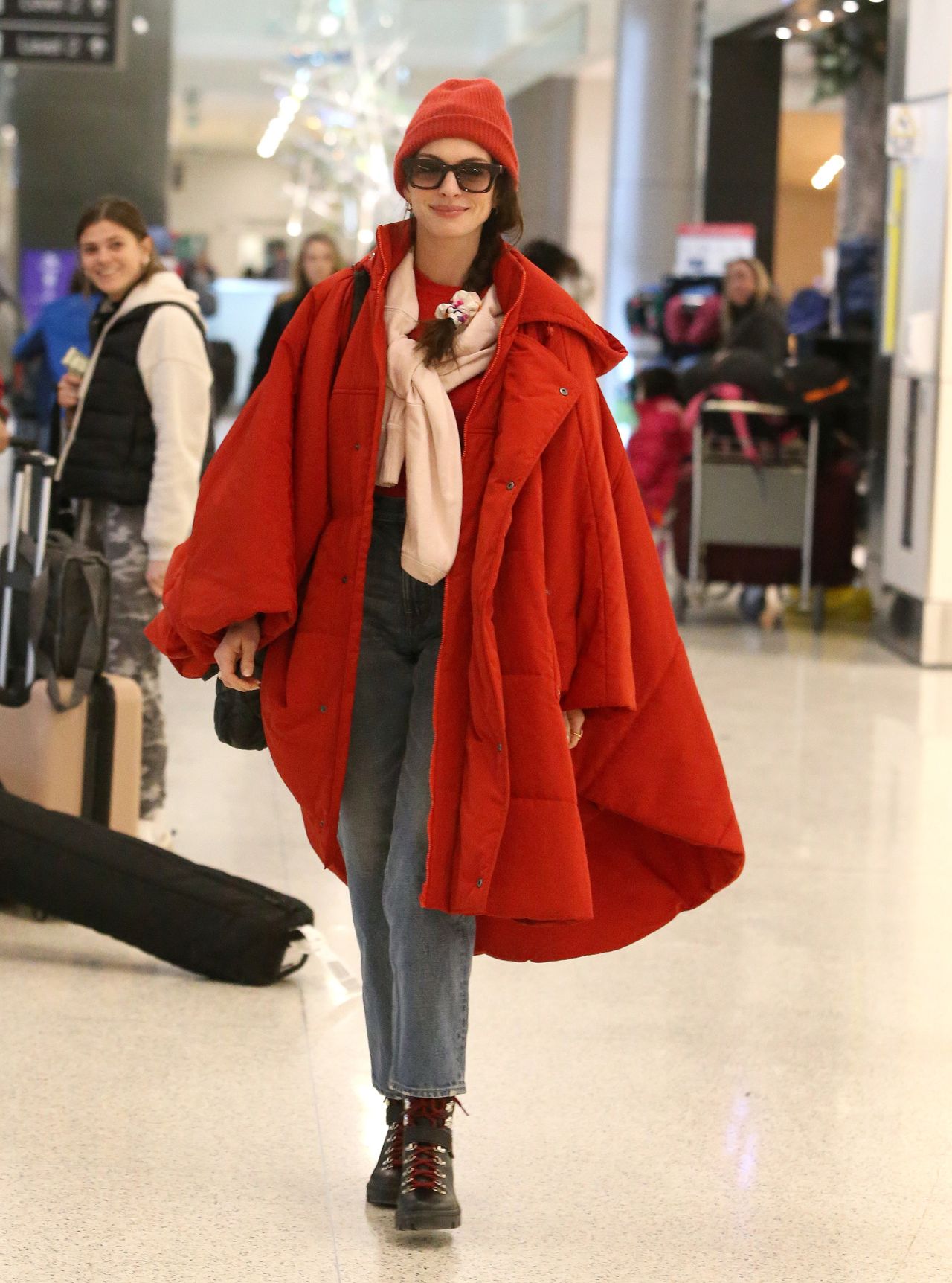 anne-hathaway-departing-out-of-salt-lake-city-01-23-2023-celebmafia