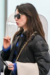 Anne Hathaway in Travel Outfit - Airport in New York City 01/20/2023