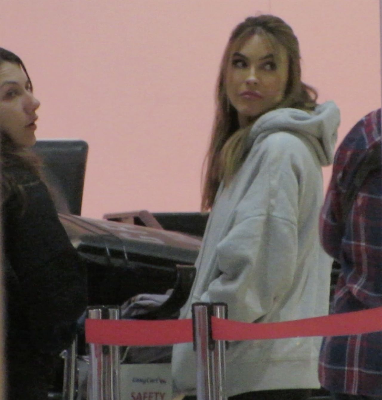 Chrishell Stause at Perth Airport 01/08/2023 • CelebMafia