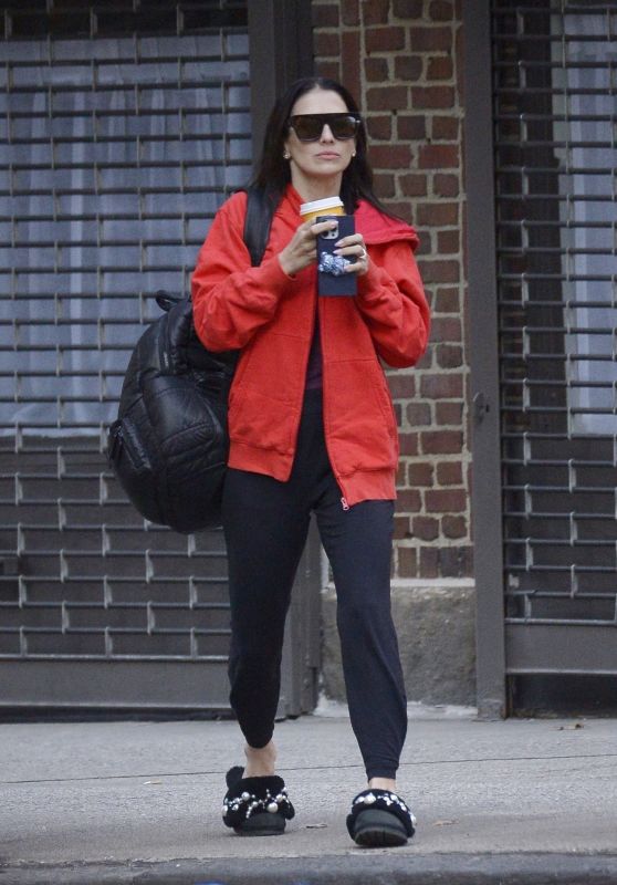 Hilaria Baldwin - Out in New York 01/27/2023