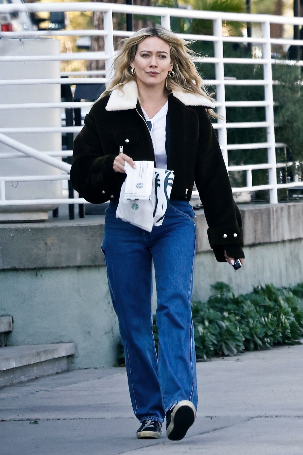 Hilary Duff streetstyle grabbing Starbucks in Los Angeles