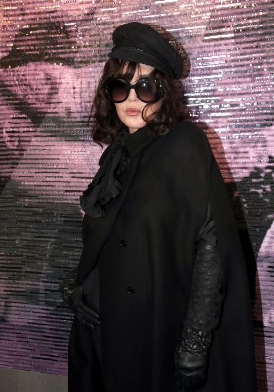 Isabelle Adjani - Photocall at the Christian Dior Haute-Couture Fashion Show in Paris 01/23/2023
