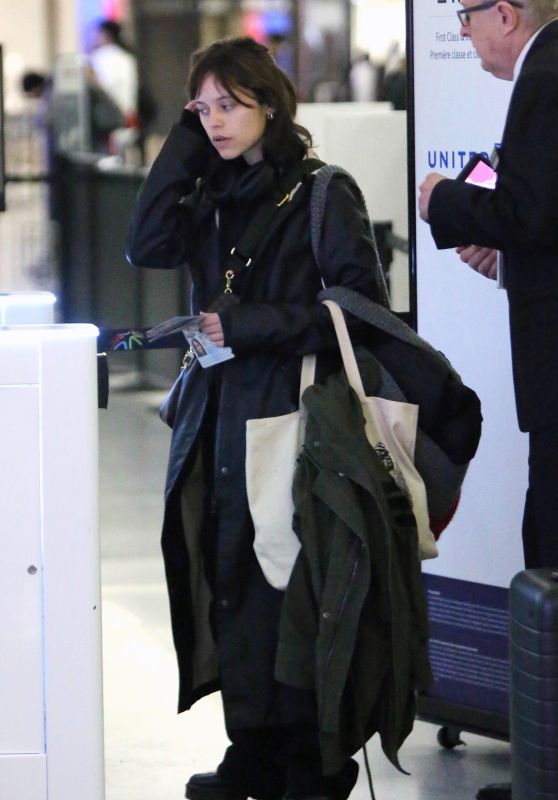 Jenna Ortega - Airport in Toronto 01/05/2023 • CelebMafia