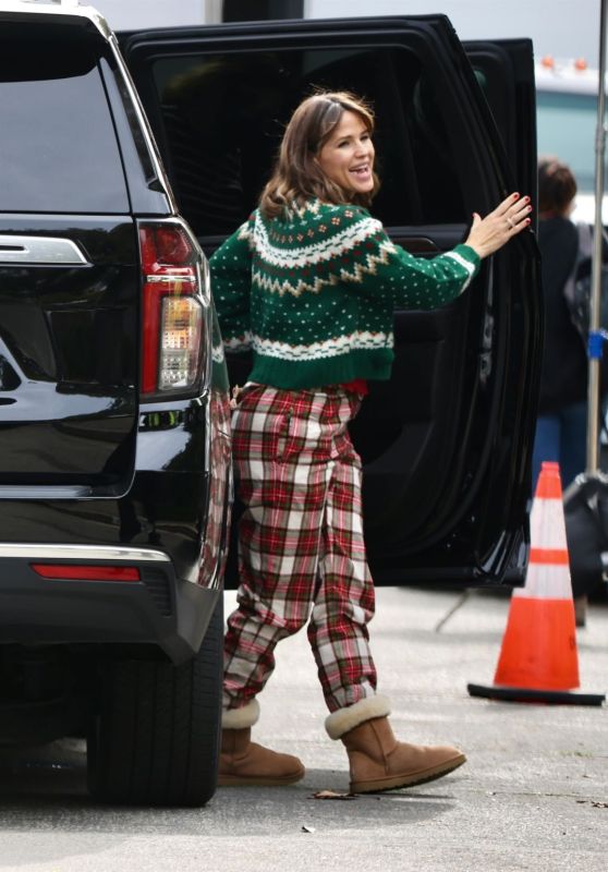 Jennifer Garner - Arrives at a Set of Her Latest Comedy Movie Family Leave in LA 01/12/2023