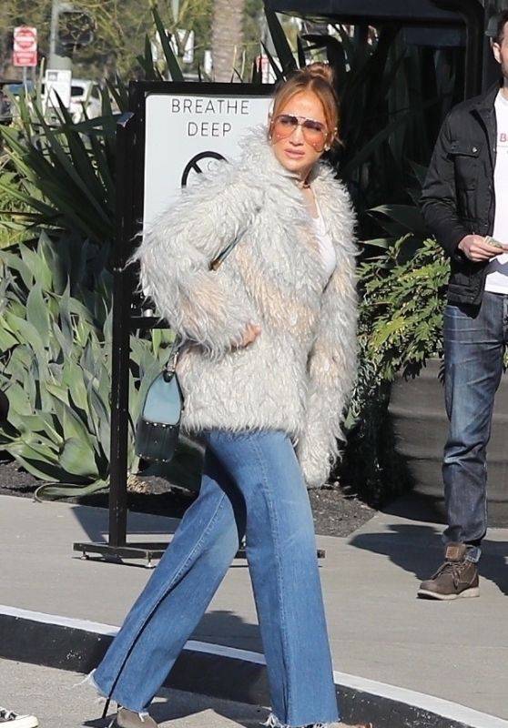 Jennifer Lopez Street Style 01/28/2023