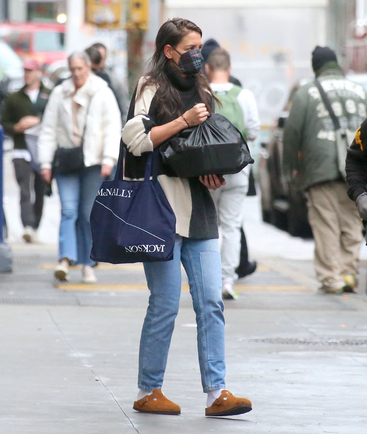 Katie Holmes Leaving Her Apartment In New York 01132023 • Celebmafia