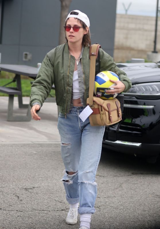 Kristen Stewart Street Style - Los Angeles 01/04/2023