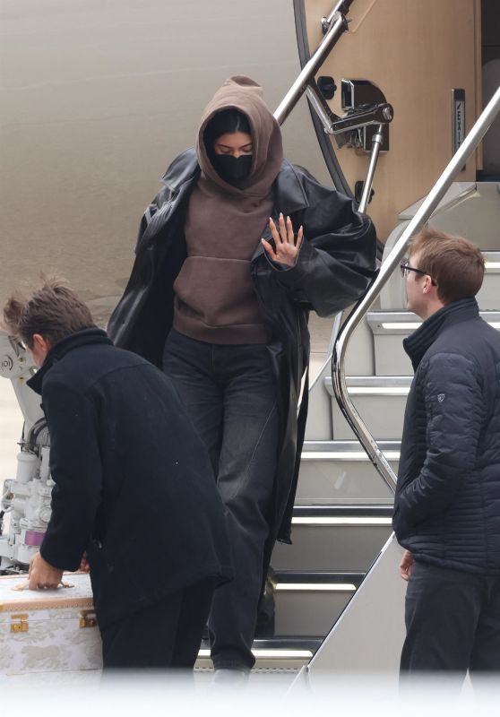 Kylie Jenner - Arrives in Paris 01/21/2023