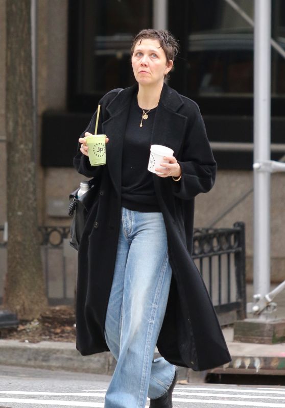 Maggie Gyllenhaal - Out in NYC 01/02/2023