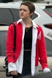 Maisie Williams at the Beverly Glen Shopping Center in Beverly Hills 12/30/2022