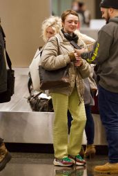 Maisie Williams in Green Loungewear - Arrives in Utah for the Sundance Film Festival 01/20/2023