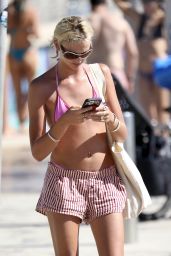 Mia Regan in a Pink Bikini at Bondi Beach 01/17/2023