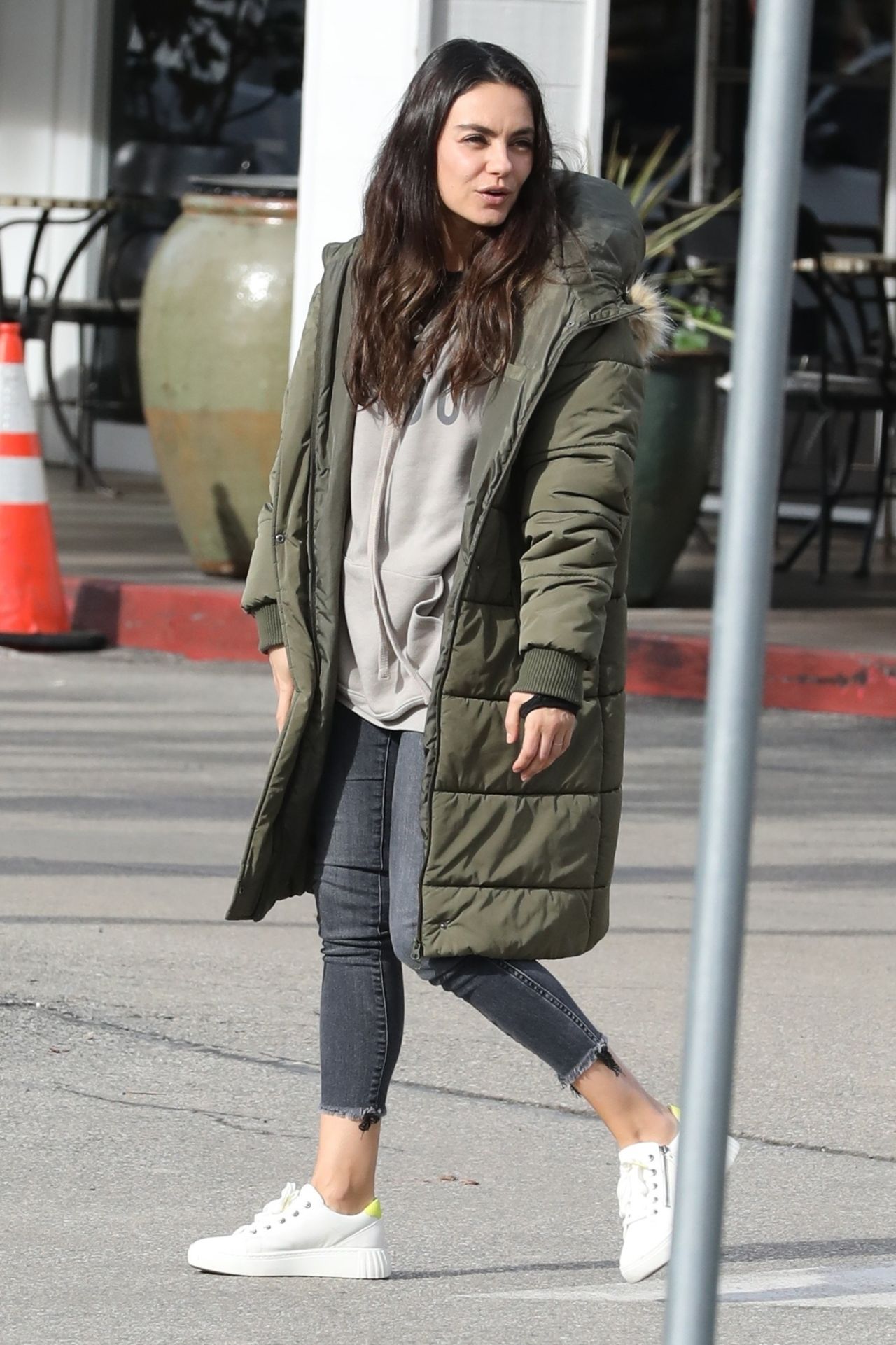 Mila Kunis at the Beverly Glen Deli in Bel Air 01/12/2023 • CelebMafia