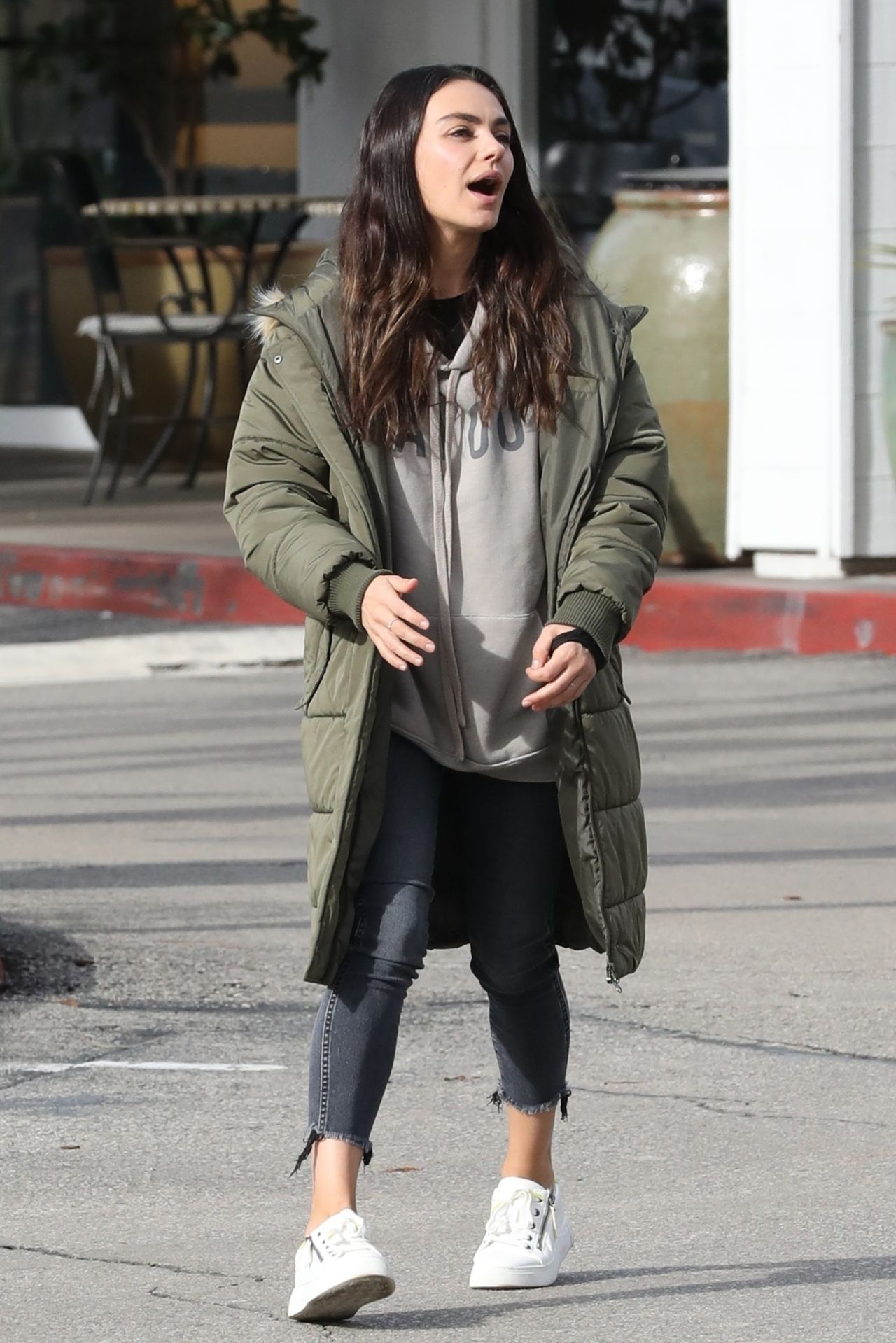 Mila Kunis at the Beverly Glen Deli in Bel Air 01/12/2023 • CelebMafia