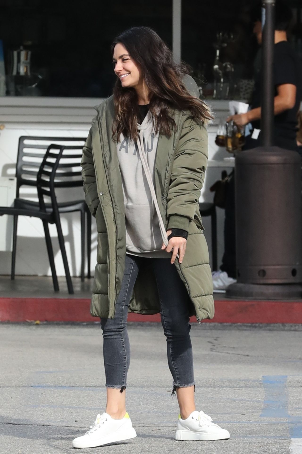 Mila Kunis at the Beverly Glen Deli in Bel Air 01/12/2023 • CelebMafia