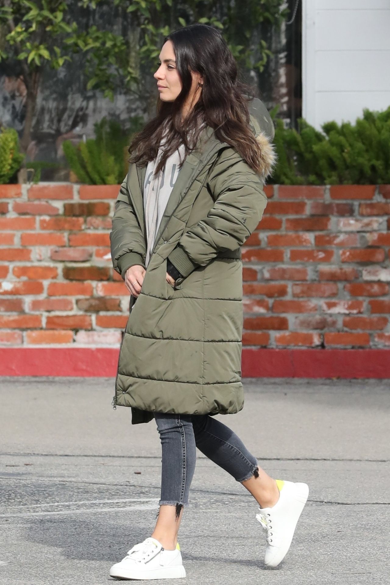 Mila Kunis at the Beverly Glen Deli in Bel Air 01/12/2023 • CelebMafia