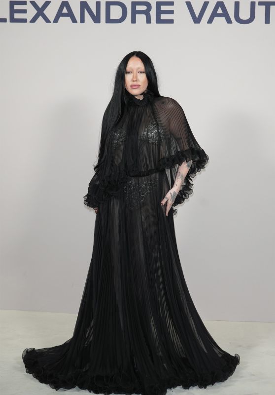 Noah Cyrus - Alexandre Vauthier Haute Couture Show at Paris Fashion Week 01/24/2023
